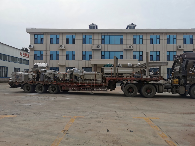 尖峰機械發(fā)運承德客戶定制化香菇醬加工設備